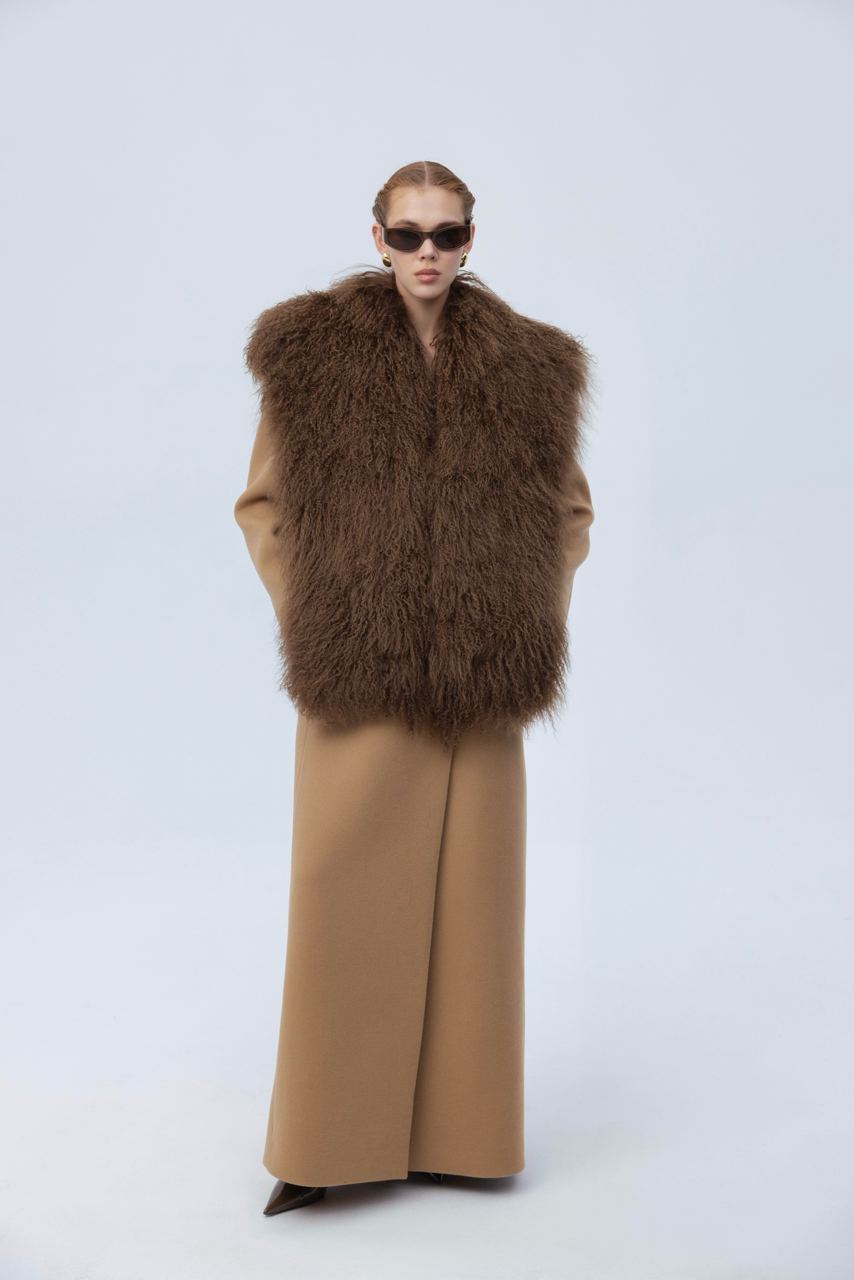 Coat with fur collar