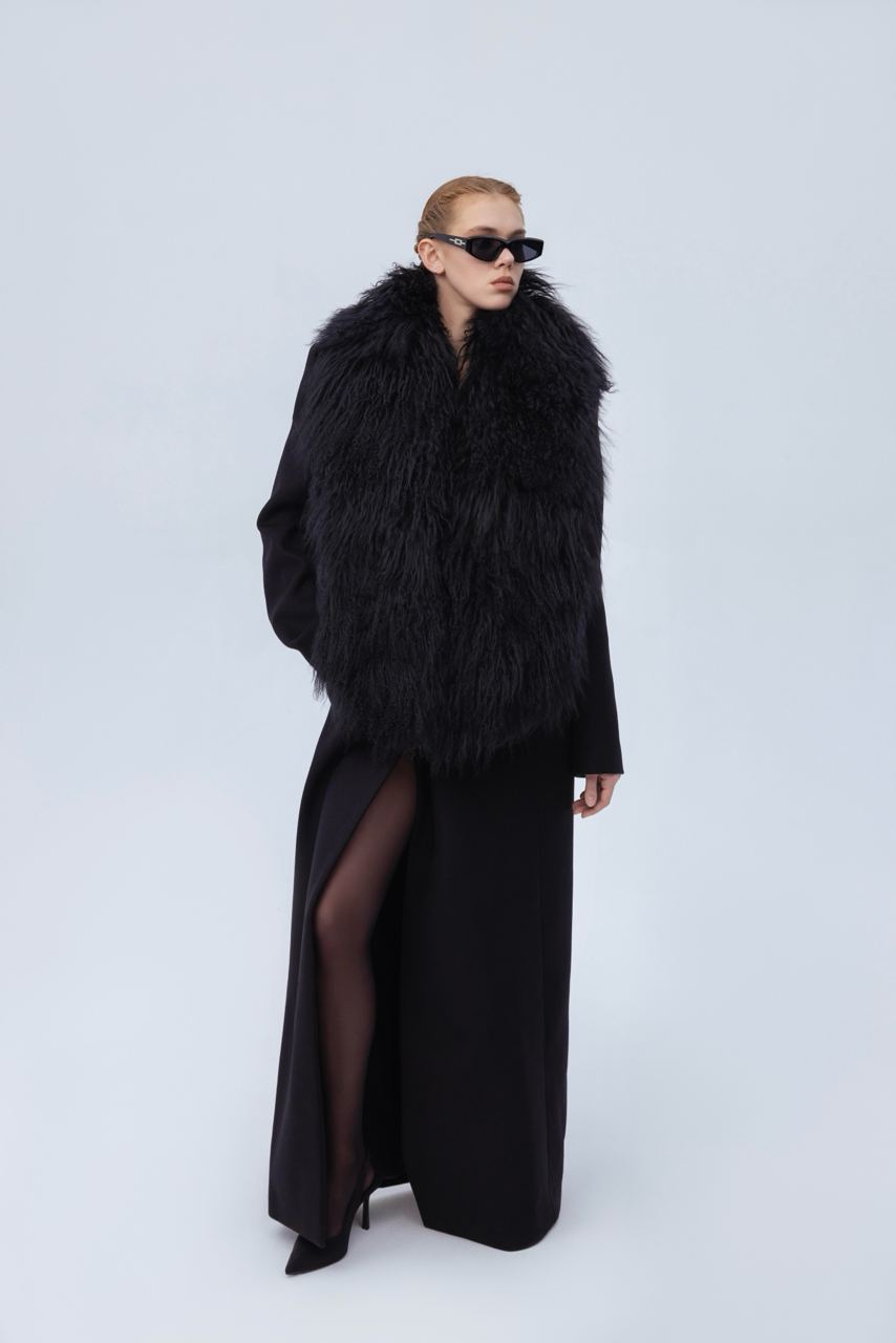 Coat with fur collar